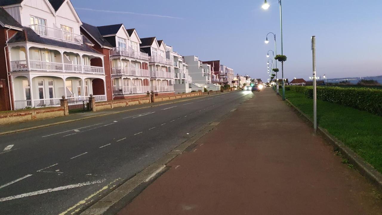 Seaside 2 Bed Flat Sleeps 6 Lee-on-the-Solent